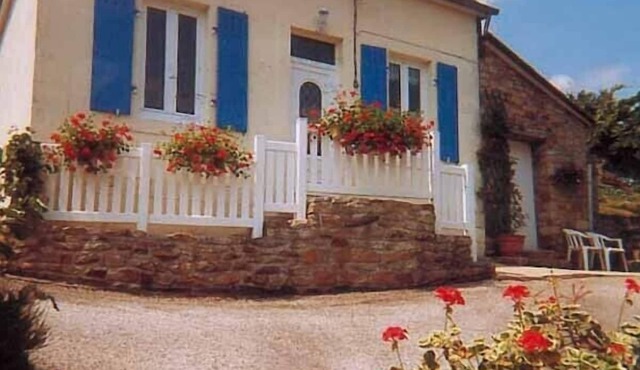 House labeled 'Clévacances' with free wifi