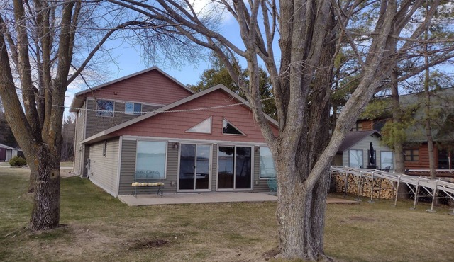 House Lakefront Beautiful Sleeps 12 AC, Wi Fi, 38 minutes to GB