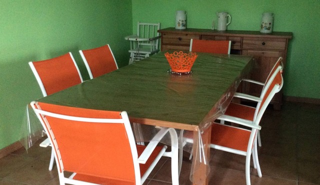 House + large enclosed garden 5 min walk from center and amenities.