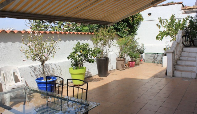 House, large terrace, 2 bedrooms, near old port and sncf, and wasteland 6 people