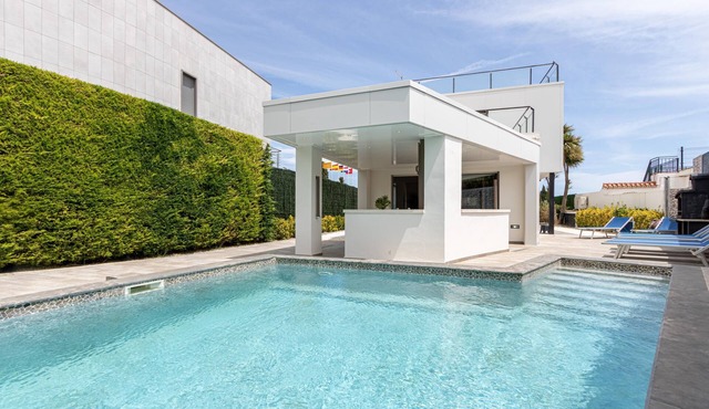 House Lieve, air conditioning, wifi, barbecue, private pool, parking.
