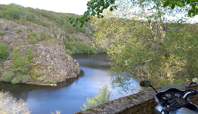 House located in the countryside 800 meters from the lake, 4 km from the village of Eguzon 36270.