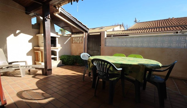House located in a secured residence with pool, 3 bedrooms, for 6 people, at 400 m from the.