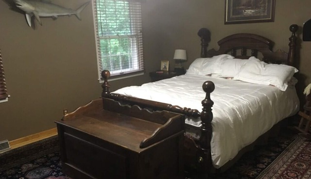 House located near the Pinnacle/ Bristol Regional Hospital. Sleeps 8