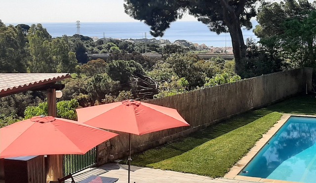 HOUSE/LOFT WITH SEA VIEWS, LARGE SWIMMING POOL, VERY QUIET. 2.5 KM FROM THE BEACH