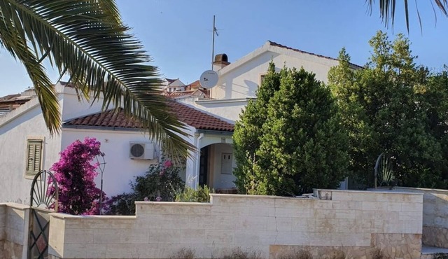 House, medit. Garden 2 apartments, 2 parking spaces 7 minutes walk to the beach