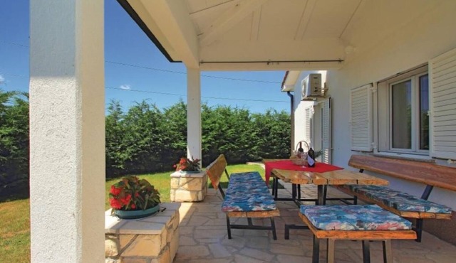 House Mia- privacy and fenced property