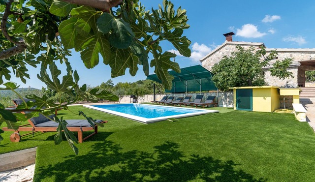 House Mitlo with 5 bedrooms and private pool