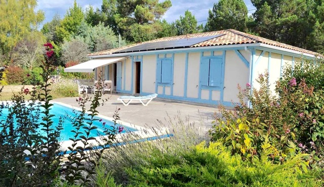 House near the lake and the ocean, bordered by the forest; swimming pool 8m by 4m