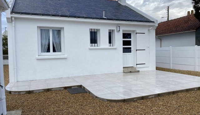 House near beach, 5 sleeps, pets allowed