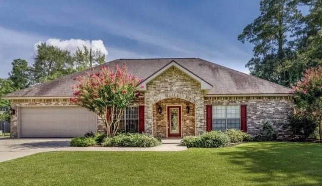 House near casinos and Prien lake park with a guest house