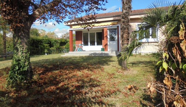 House near Kayak stadium and center of Pau