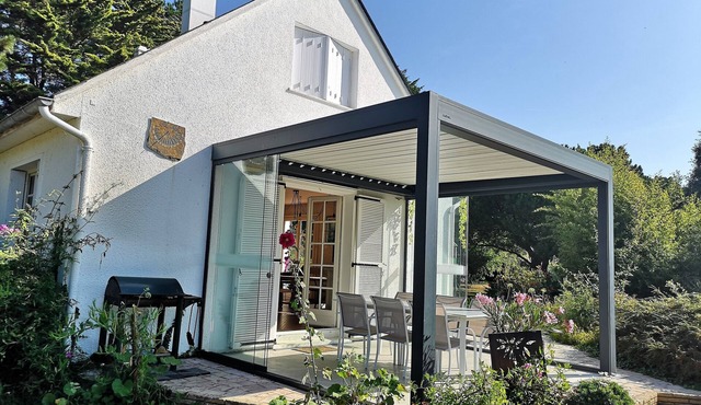 House near sea with large enclosed garden