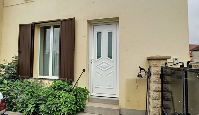 House near town center, 10 minutes from a leisure park.