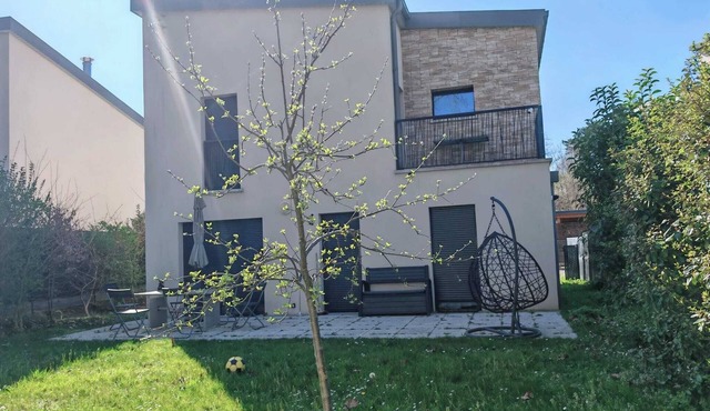 House near Versailles & Paris with parking
