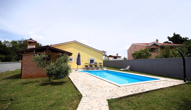 House Nensi with private pool and fenced yard