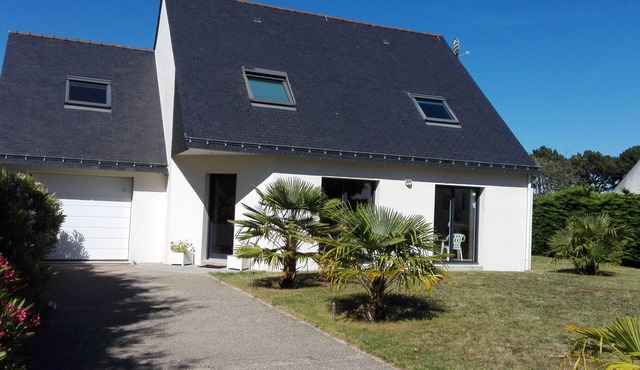 House next to the beach in Locmiquel