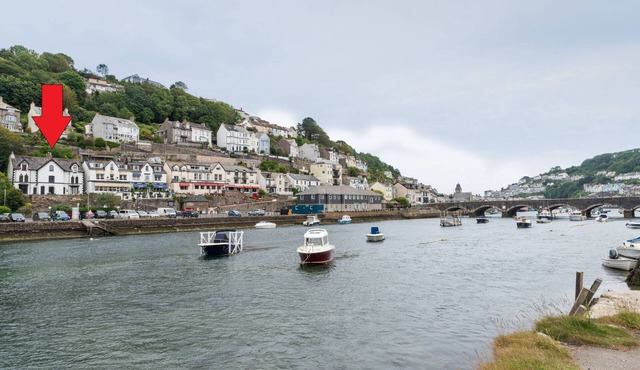 House nr Beach with Superb View and access to Pool