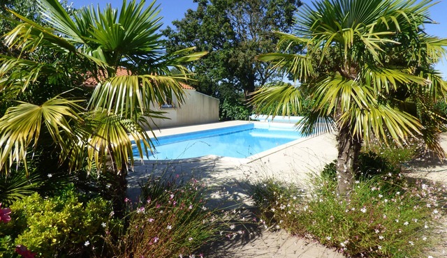 House of 125m2, including veranda. Pool. Land not overlooked.