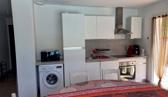 House of 2021, 50 M from the city center, air-conditioned, heated swimming pool