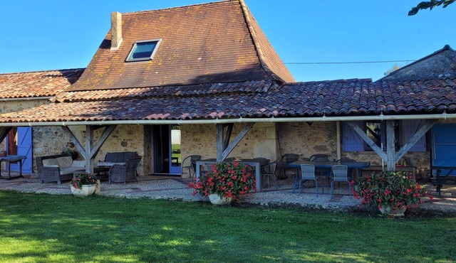 HOUSE OF CHARACTER 2 to 12 persons pers. VERY QUIET pool NEAR BERGERAC