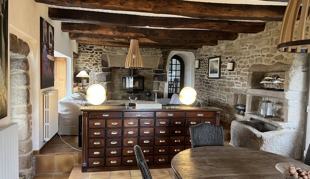 house of character and charm of the 16th century, facing the bay of Goulven