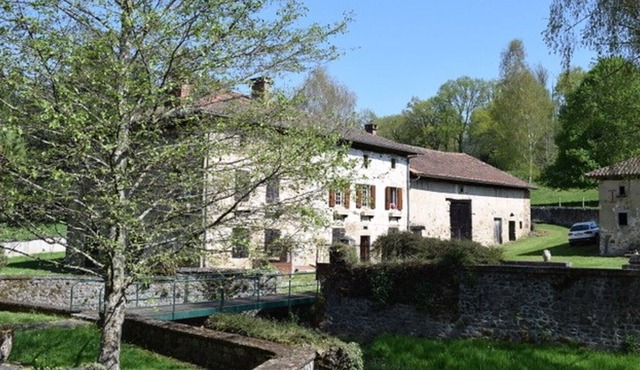 House of character, authenticity and quiet security. Ideal to relax!