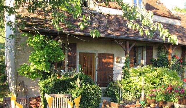 HOUSE OF EXCEPTION IN BURGUNDY / HEATED POOL