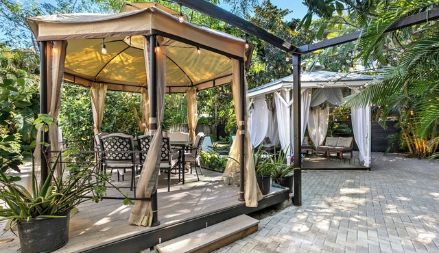 House of Lotus-Cottage house w/tropical backyard & amenities- Near PBI & beach
