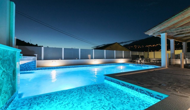 House of OZ with Private Heated Swimming Pool