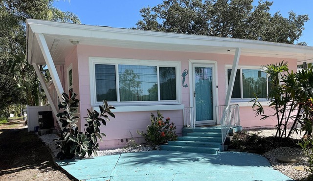 House of Sirenity: Mid Century Beach Bungalow in Artsy Gulfport!