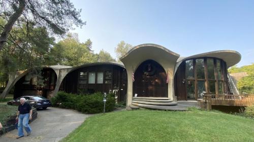 HOUSE Of THE FUTURE IN THE WOODS OF WEST LANSING
