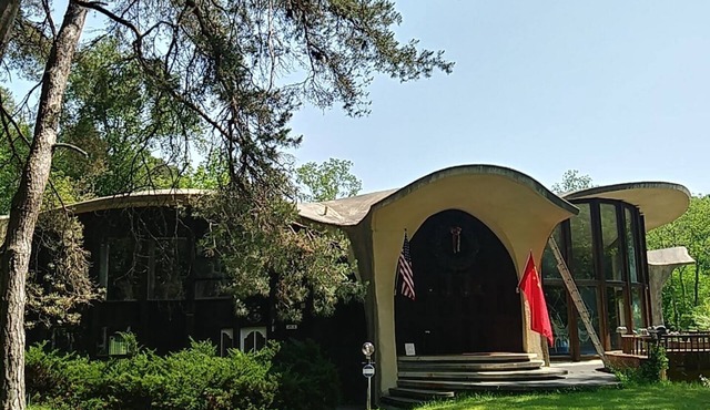 HOUSE OF THE FUTURE MANSION, 2 HUGE BEDROOMS w/WiFi, AC in Woods of W. Lansing