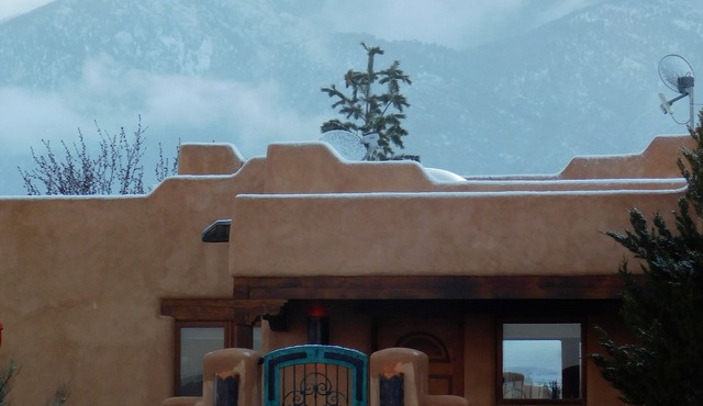 House of the Turquoise Gate 360 Degree Views with Enclosed Yard