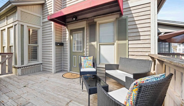 House of Vines: Walkable Penn Yan Retreat. Kayaks and Indoor Pool Access