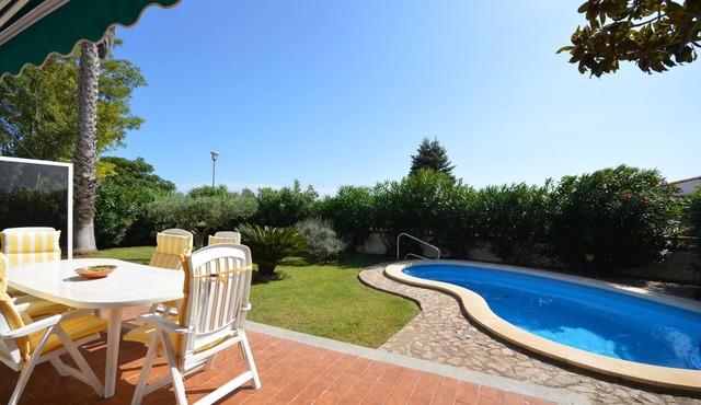 House Olot 68 - A/C, WiFi, garden, private pool, quiet area.