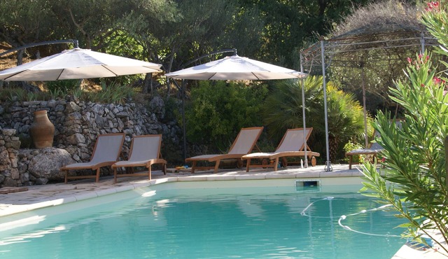 House on 3 ha with view for 10 people near Cotignac