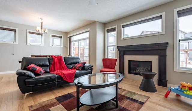 House on a Hill: 3Bdrm with Private Playground & New Appliances