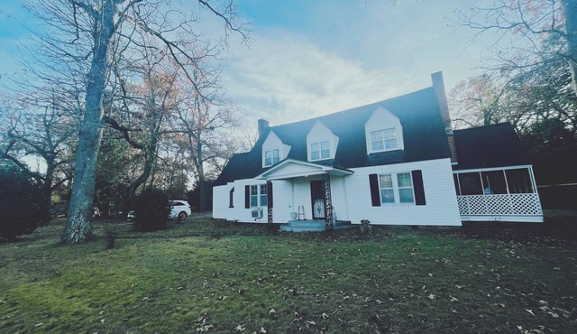 House on an acre! Book 2 nights and get the 3rd free.