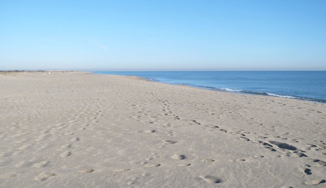 HOUSE ON BEACH, POOL, GARDEN , WIFI.