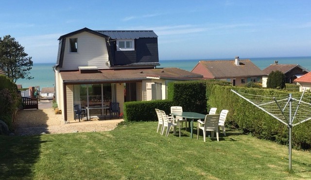 House on fenced garden, sea view, sleeps 4, pets allowed