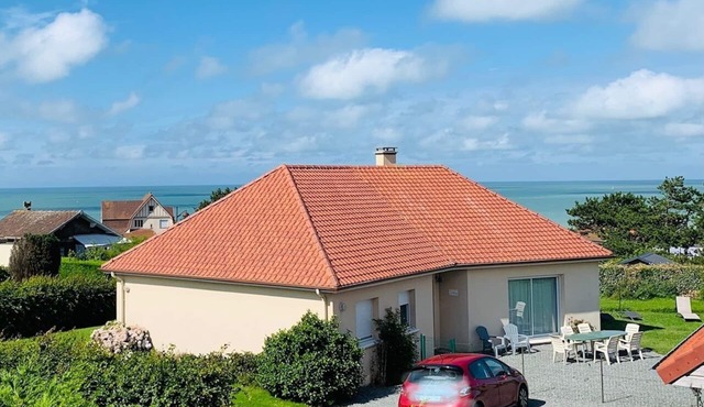 House on fenced plot, sea view, sleeps 6, pets allowed