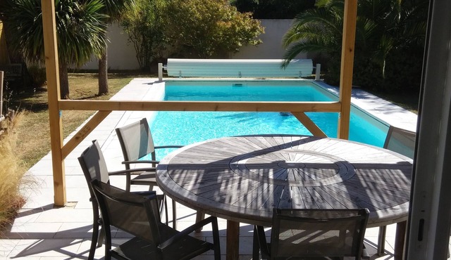 House on fenced garden with heated swimming pool;rental from Saturday to Saturday