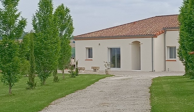 House on large plot with panoramic view