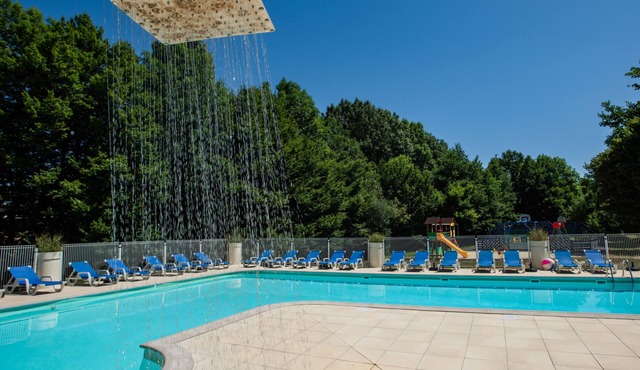 House on holiday park with pool in the Lot