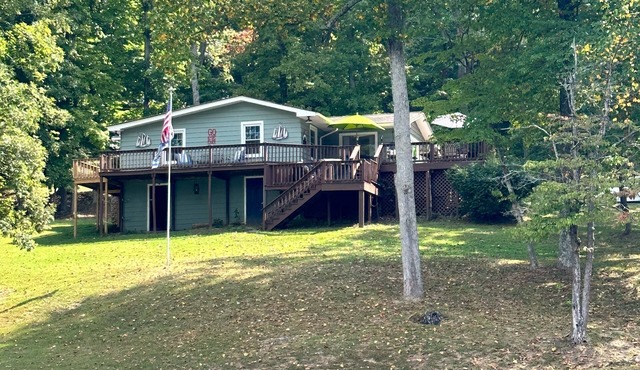 House on Lake Malone 200ft waterfront No Cleaning/Pet fees Across from Marina