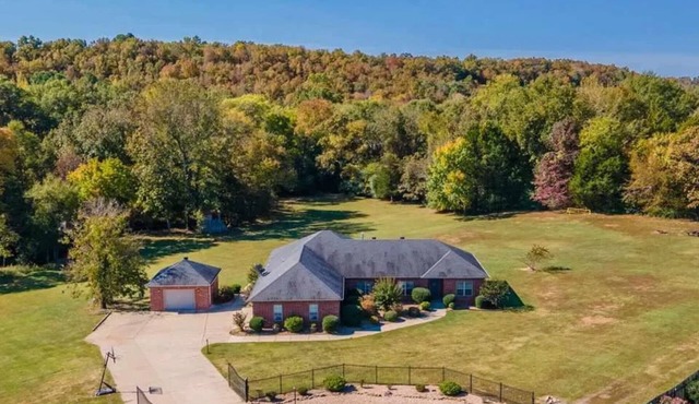 House on Large Property Near Dead Center of Total Solar Eclipse Pathway!