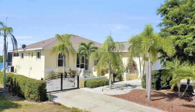 House on Matlacha Pass with pool, hot tub, kayak dock & 12k lb boat lift!