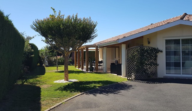 HOUSE ON ONE LEVEL HEATED POOL, QUIET AND NEAR BEACHES