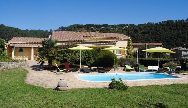 House on one level, quiet, with garden and pool